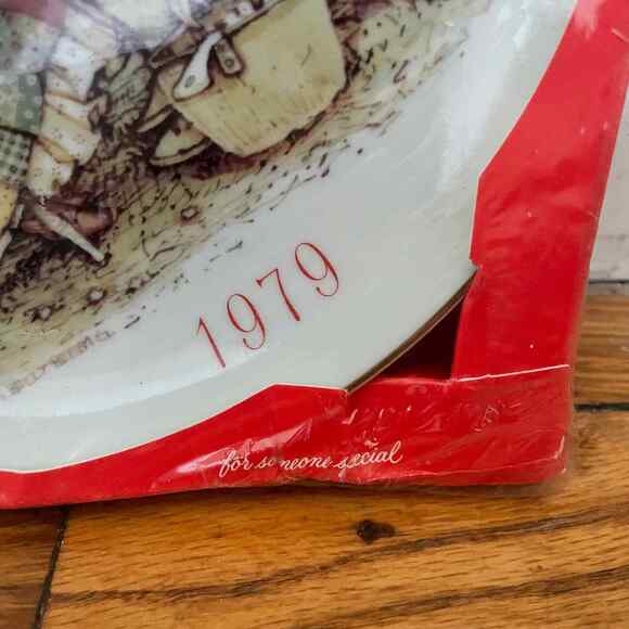 Vintage Holly Hobbie Merry Christmas 1979 Decorative Plate - Sealed in Package - Picture 3 of 6